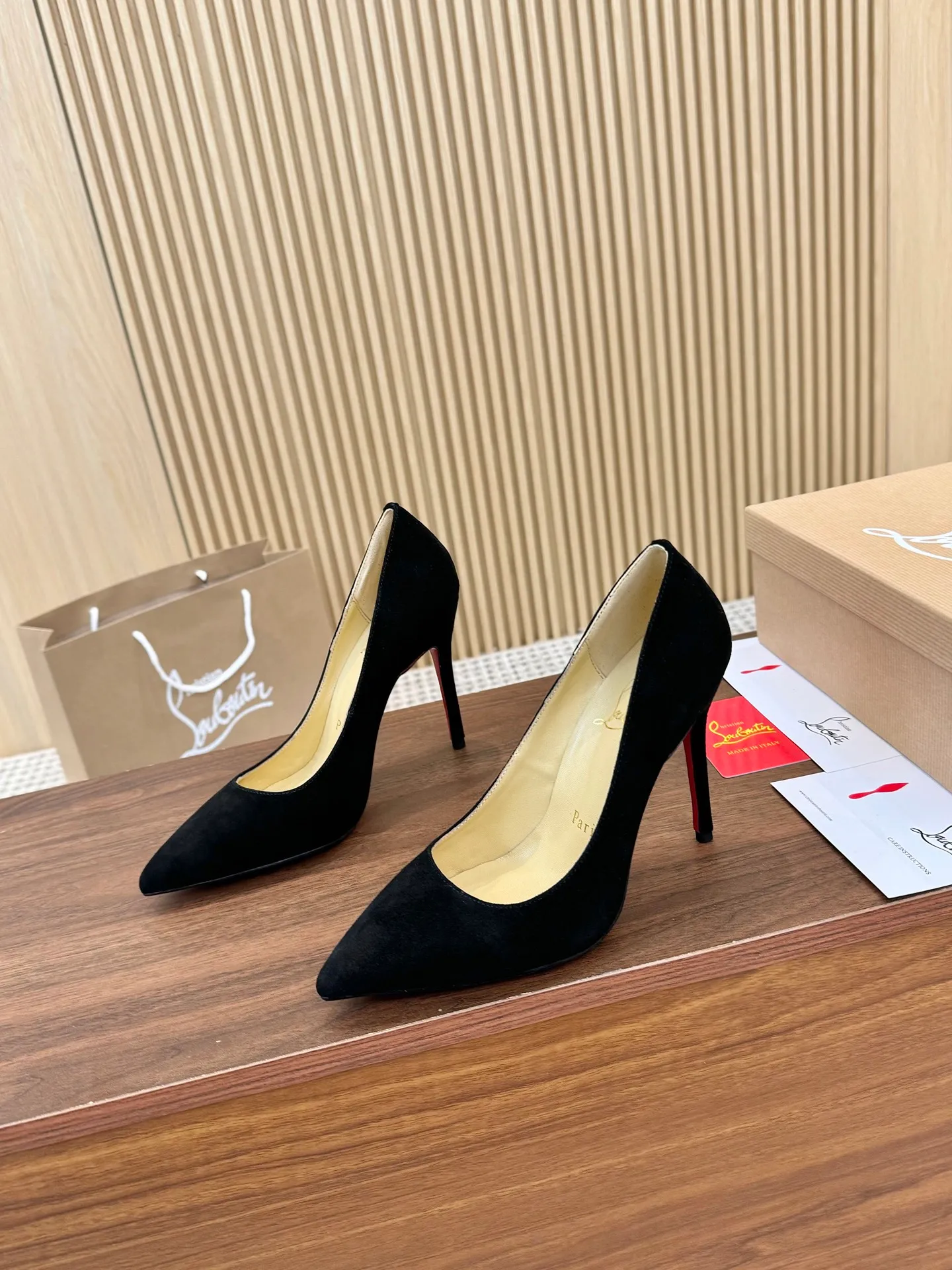 👟👟Ex-factory price 440👟👟 Genuine leather sole +40 Year-round shipment💝Christian Louboutin CL👠 Classic "Matte💎Cow Leather💎Series" noble and luxurious, real blingbling👟👟 Real materials, all customized by the pattern maker, and the materials are made of original customized materials to achieve the taste of the original 6 color options 💍 Upper: Imported 👉 cowhide 💪 Lining: Sheepskin foot pad/lining Size: 34-40.41.42 Heel height: 10.5cm and 8.5cm two options Leather sole Rubber sole